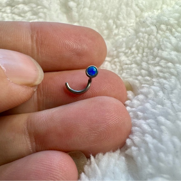 Nose screw with blue stone. 16g. - Picture 8 of 9